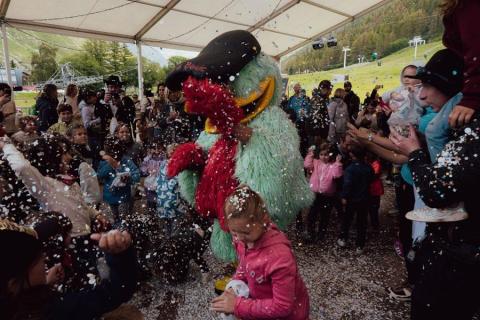 Goûter et bataille de confettis_Val-d'Isère - Bataille de confettis à l'Amphithéâtre de Verdure