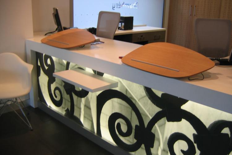 ot-chambery09.jpg - OT Chambéry : détail de la banque d'accueil avec tablette accessible pour les personnes de petite taille ou en fauteuil