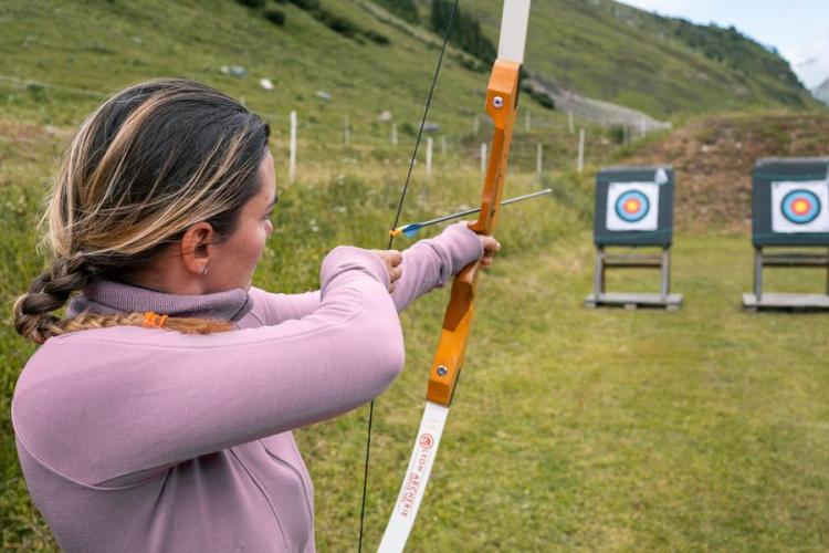 Femme qui fait du tir à l'arc à Val d'Isère - Femme qui fait du tir à l'arc à Val d'Isère