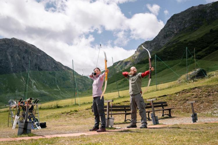 Groupe d'amis qui font du tir à l'arc à Val d'Isère - Groupe d'amis qui font du tir à l'arc à Val d'Isère