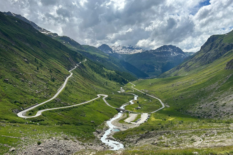 Point Rencontre avec un agent du Parc national de la Vanoise_Val-d'Isère - Vue sur le parking du Pont St Charles