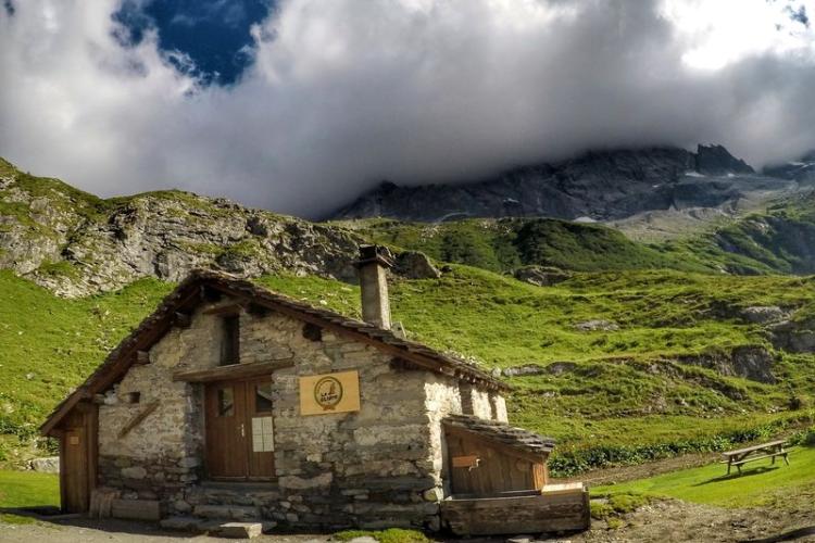 L'un des chalets du refuge de la Glière - L'un des chalets du refuge de la Glière